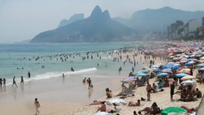 Hohe Temperatur lockt Badegäste an den Strand von Ipanema, Brasilien.