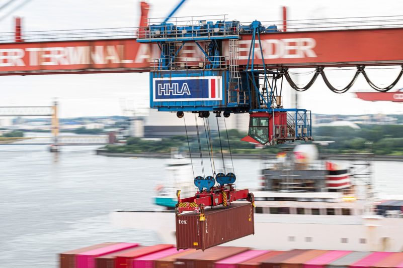 Ein Container wird auf dem Container-Terminal Altenwerder im Hamburger Hafen mit einer Containerbrücke auf ein Schiff geladen. Die Stadt Hamburg und die weltgrößte Linienreederei MSC wollen die HHLA künftig als Gemeinschaftsunternehmen führen.