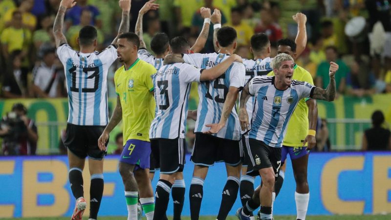 Die argentinischen Spieler feiern den 1:0-Sieg ihrer Mannschaft.
