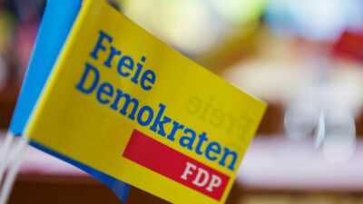 Der Fragetext der bundesweiten Befragung soll lauten: «Soll die FDP die Koalition mit SPD und Grünen als Teil der Bundesregierung beenden?»