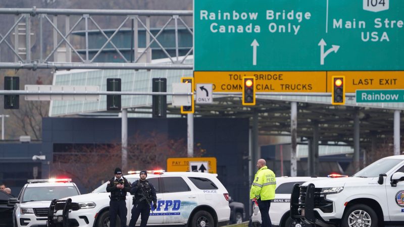 Polizisten sperren den Eingang zur Rainbow Bridge im Bundesstaat New York.