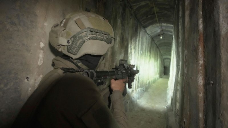 Israelische Soldaten zeigen den Medien einen unterirdischen Tunnel, der unter dem Schifa-Krankenhaus in Gaza-Stadt gefunden wurde.