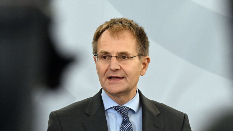 Generalbundesanwalt Peter Frank soll nach dpa-Informationen als Nachfolger von Müller als Richter ans Bundesverfassungsgericht in Karlsruhe wechseln.