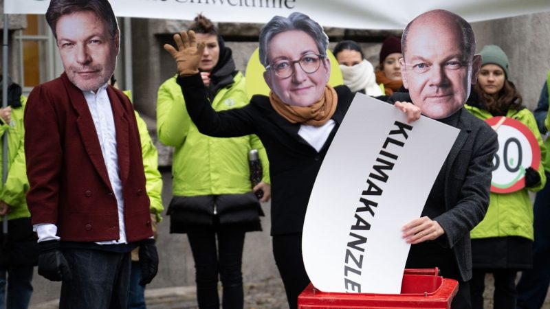 Aktivisten vor dem Oberverwaltungsgericht Berlin. Dort wird über eine Klag der Deutschen Umwelthilfe (DUH) und des Bunds für Umwelt und Naturschutz Deutschland (BUND) gegen die Bundesregierung verhandelt.