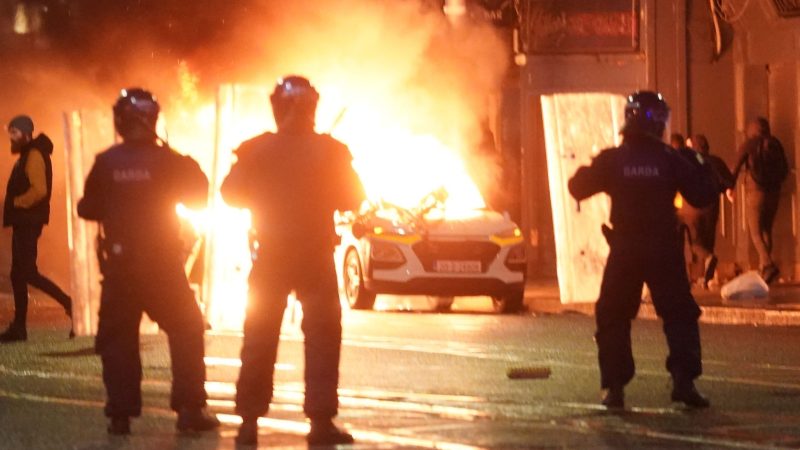 In der Nähe des Tatorts kam es am Abend zu schweren Ausschreitungen. Dabei wurde auch ein Polizeiauto in Brand gesetzt.