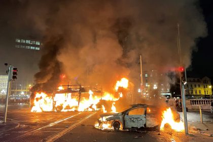 Messerangriff in Dublin löst gewaltsame Proteste gegen die Polizei aus