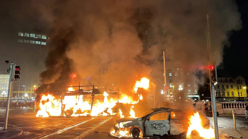 Ein Bus und ein Auto brennen im Stadtzentrum von Dublin.