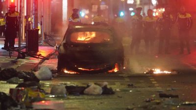 Ein Auto brennt in der Parnell Street im Stadtzentrum von Dublin.