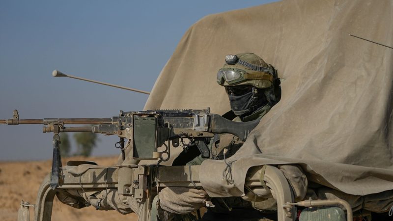 Israelische Soldaten sind nahe der Grenze zum Gazastreifen im Süden Israels im Einsatz.