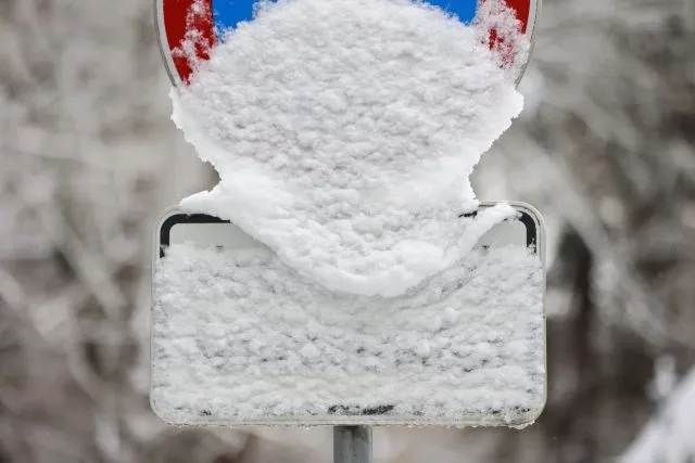Hier erkennt man nichts mehr: Ein Verkehrsschild im Harz mit Schnee bedeckt. Am frühen Morgen setzten erste Schneefälle in den Harzbergen ein.