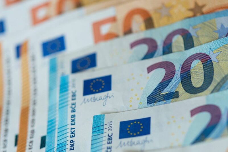 Einer Umfrage zufolge würde eine Mehrheit der Bevölkerung die Schuldenbremse in ihrer aktuellen Form beibehalten.