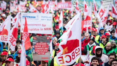 Tausende Beschäftigte demonstrieren für Industriestrompreis