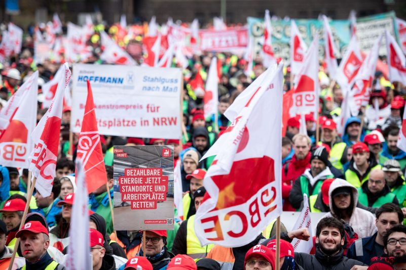 In Duisburg kamen laut IG Metall rund 10.000 Menschen zu der Kundgebung vor dem Stahlwerk von Thyssenkrupp.