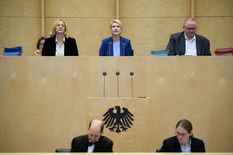 Die amtierende Bundesratspräsidentin, Mecklenburg-Vorpommerns Regierungschefin Manuela Schwesig (oben M), eröffnet die 1038. Plenarsitzung des Deutschen Bundesrats.