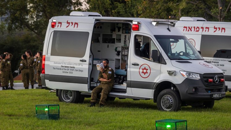 Israelisches Militärpersonal wartet vor einem Krankenhaus in Petach Tikwa auf die Ankunft der von der islamistischen Hamas-Bewegung freigelassenen Geiseln.