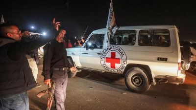 Ein Fahrzeug des Roten Kreuzes kommt an der Grenze von Rafah im südlichen Gazastreifen an.