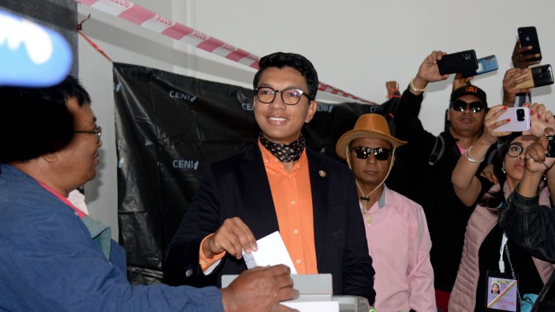 Andry Rajoelina vergangene Woche während seiner Stimmabgabe in einem Wahllokal ab.