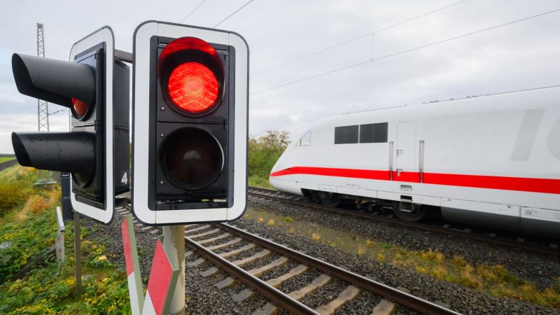 Eine rote Ampel leuchtet an einem Bahnübergang. Der Bahnverkehr auf der ICE-Strecke zwischen Köln und Frankfurt ist für eine Woche eingestellt.