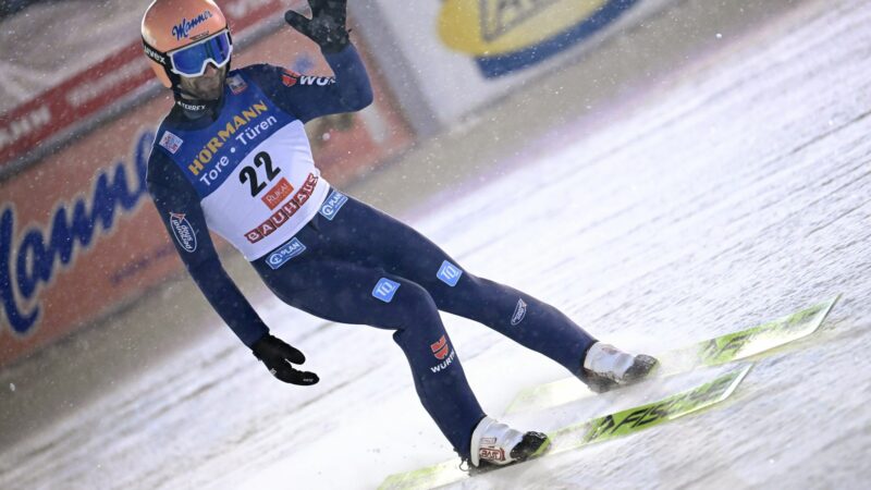 Skispringer Pius Paschke freut sich nach seinem zweiten Sprung.