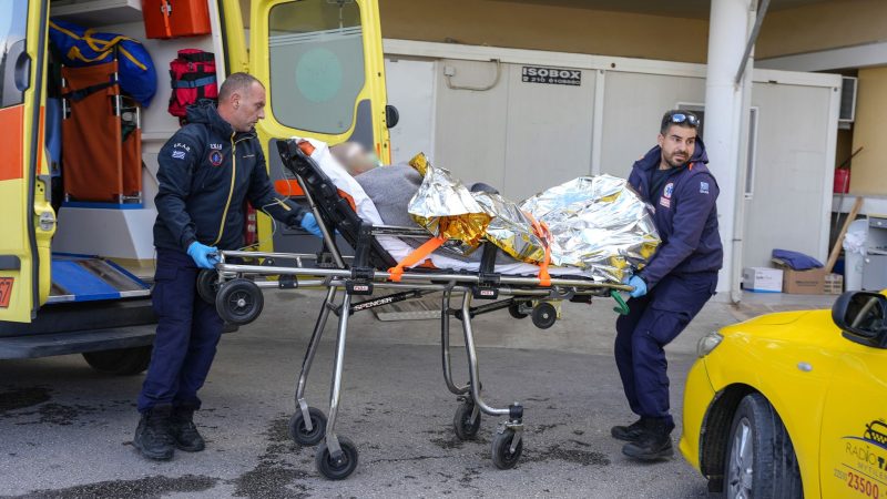 Sanitäter verlegen einen Überlebenden eines Schiffsunglücks in ein Krankenhaus auf Lesbos.