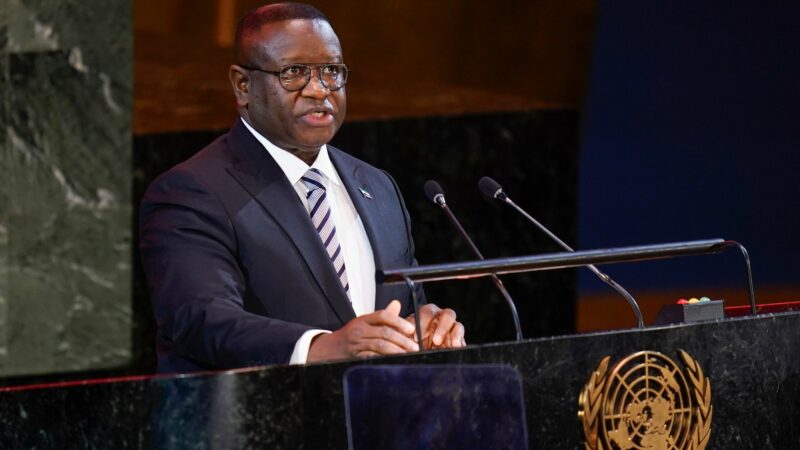 Julius Maada Bio ist Präsident von Sierra Leone. Nach einem Überfall auf ein Waffenlager des Militärs hat die Regierung eine landesweite Ausgangssperre verhängt.