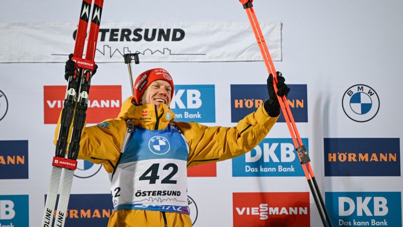 Roman Rees feiert seinen Sieg in Östersund.
