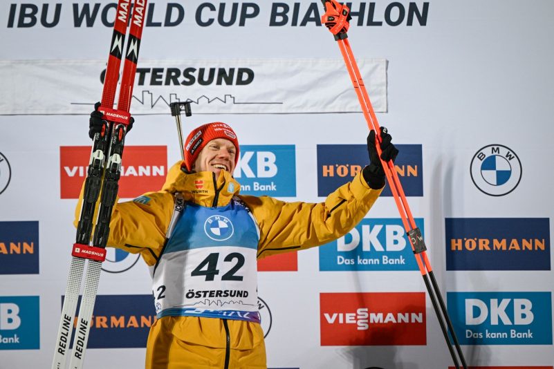 Roman Rees feiert seinen Sieg in Östersund.