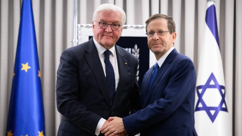 Izchak Herzog (r), Präsident von Israel, und Bundespräsident Frank-Walter Steinmeier geben sich vor einem Gespräch im Amtssitz des Präsidenten die Hand.