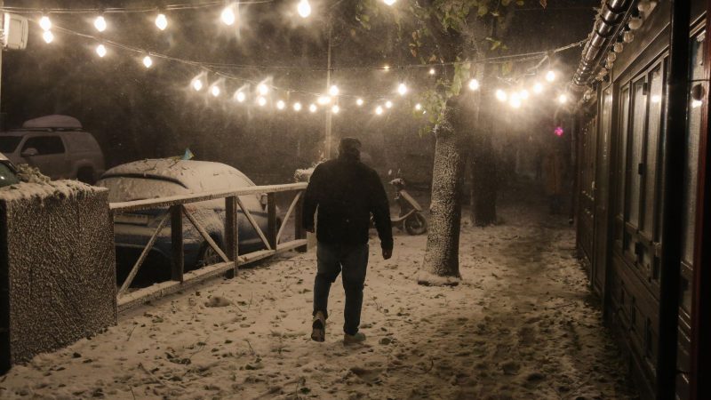Ein Mann geht in einem starken Schneesturm durch die Sadovaya-Straße. Meteorologen in Odessa gehen davon aus, dass der derzeitige Schneefall der stärkste der letzten fünf Jahre ist und das Ausmaß des Schneesturms von 2009 übertroffen hat, als die Stadt völlig lahmgelegt war.