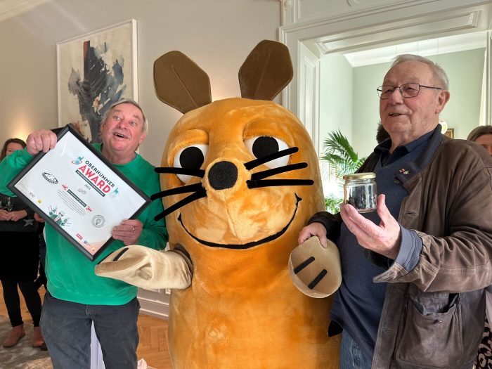 Christoph Biemann (l) und Armin Maiwald mit der Maus aus der «Sendung mit der Maus» bei der Verleihung des Heinz-Oberhummer-Awards in Wien.