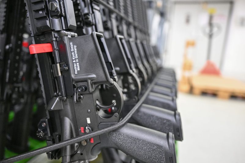 In der Produktionshalle des Waffenherstellers Heckler & Koch in Oberndorf stehen fertige Sturmgewehre vom Typ HK416 F-S aufgereiht.