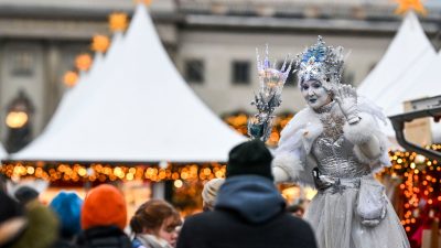 Es weihnachtet sehr: Eine als Eiskönigin verkleidete Darstellerin ist auf dem Weihnachtsmarkt an der Staatsoper in Berlin unterwegs. Dieser öffnet seine Tore vom 27. November bis 31. Dezember 2023.