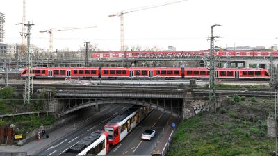 Eisenbahnbrücke am Deutzer Bahnhof in Köln.