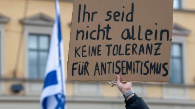 Kundgebung für Israel in München : «Ihr seid nicht allein. Keine Toleranz für Antisemitismus».
