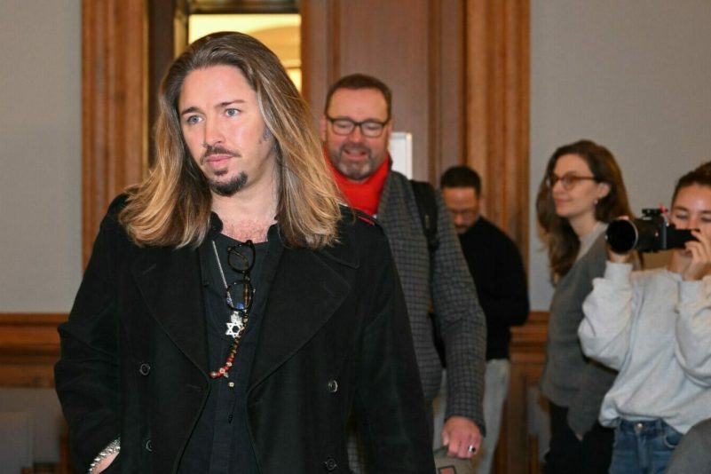 Gil Ofarim betritt mit einem seiner Anwälte den Saal des Landgerichts in Leipzig. In seinem Prozess wegen Verleumdung und falscher Verdächtigung hat er überraschend ein Geständnis abgelegt. Der jüdische Musiker  hatte in einem Video Antisemitismus-Vorwürfe gegen ein Leipziger Hotel erhoben.