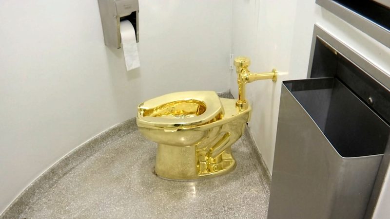 Dieses Archiv-Video-Standbild zeigt eine 18-karätige goldene Toilette «America» des italienischen Künstlers Maurizio Cattelan, die in den Jahren 2016/2017 im Solomon R. Guggenheim Museum ausgestellt war.