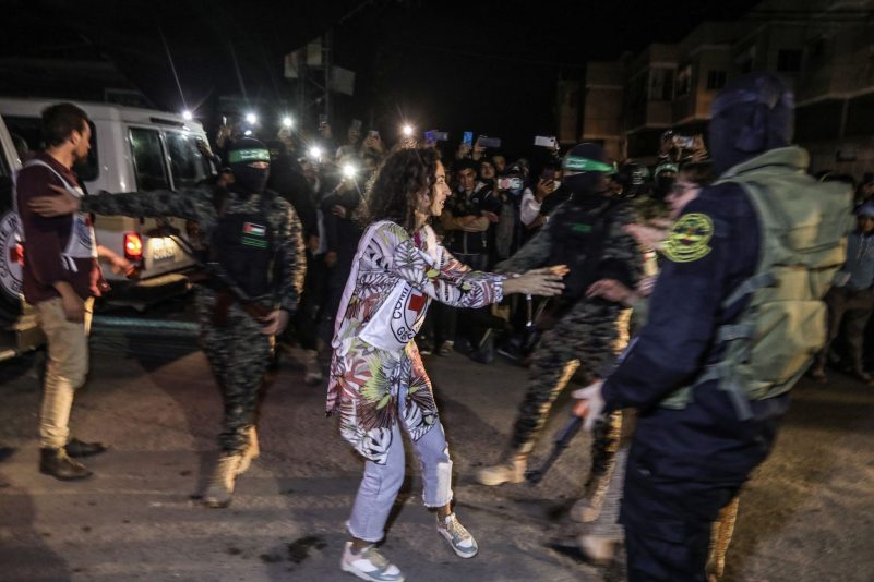 Kämpfer der Hamas und des Islamischen Dschihad übergeben dem Roten Kreuz in Rafah im Süden des Gazastreifens weitere Geiseln.