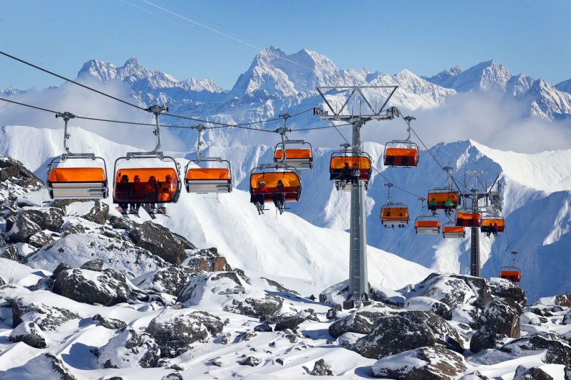 Auf den deutschen Skipisten fahren Familien noch relativ günstig.