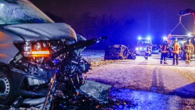 Unfallfahrzeuge stehen auf der schneebedeckten Straße in Heilsbronn.