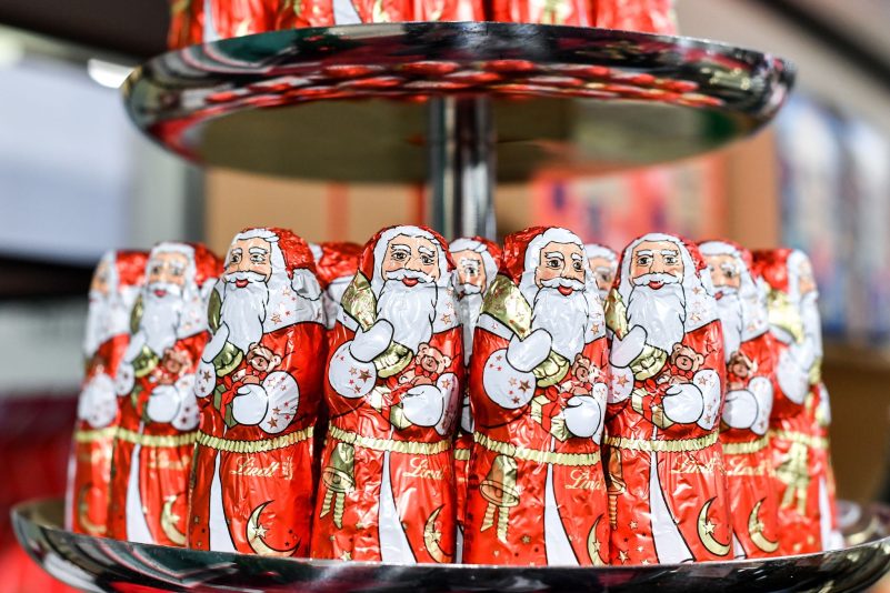 Schoko-Weihnachtsmänner im Berliner Kaufhaus des Westens: Zum Nikolaustag am 6. Dezember können die Einzelhändler in Deutschland in diesem Jahr mit Umsätzen von mehr als einer Milliarde Euro rechnen.