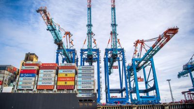 Im Containerhafen von Bremerhaven: Vor dem Hintergrund wachsender globaler Unsicherheiten und struktureller Umbrüche hat die OECD ihren neuen Konjunkturausblick vorgelegt.