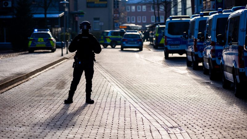 Die Polizei ist angesichts der Bedrohungslage in einem Jobcenter in Lehrte mit einem Großaufgebot im Einsatz.