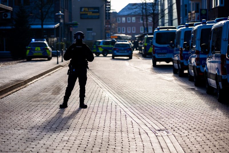 Die Polizei ist angesichts der Bedrohungslage in einem Jobcenter in Lehrte mit einem Großaufgebot im Einsatz.