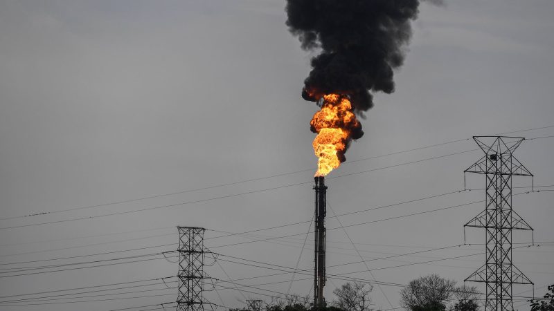 Überschüssiges Gas wird verbrannt. Das internationale Ölkartell Opec+ drosselt die Fördermengen.