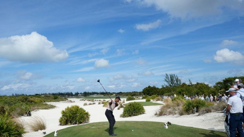 Tiger Woods startete auf den Bahamas mit einer 75er-Runde.