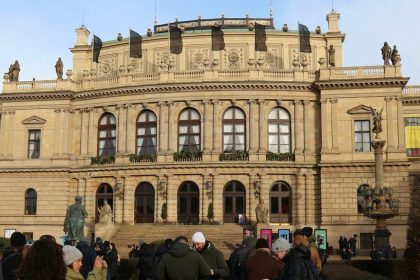 Prager Amok: Schwarze Fahnen, Gebete und Spendengelder