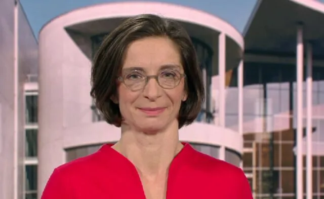 Sichtlich zufrieden mit ihrem Interview: Die ZDF-Moderatorin Diana Zimmermann am 17. Dezember 2023 im Gespräch mit Markus Söder.