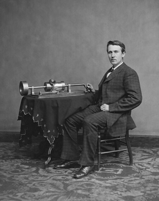 Thomas Edison mit seinem Phonographen