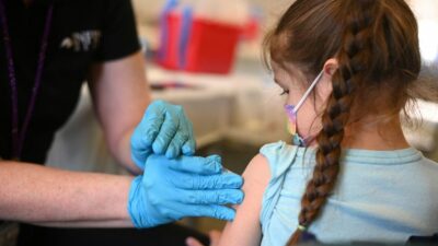 Studie: mRNA-Impfung verringerte COVID-19-Risiko bei Kindern – aber zu welchem Preis?