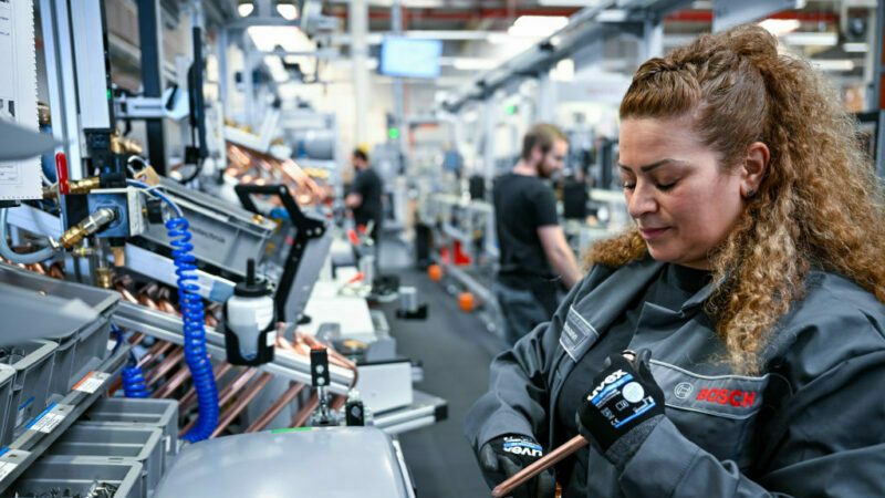 Unternehmen bauen Tausende Stellen ab – diese Berufe stehen jetzt auf der Streichliste